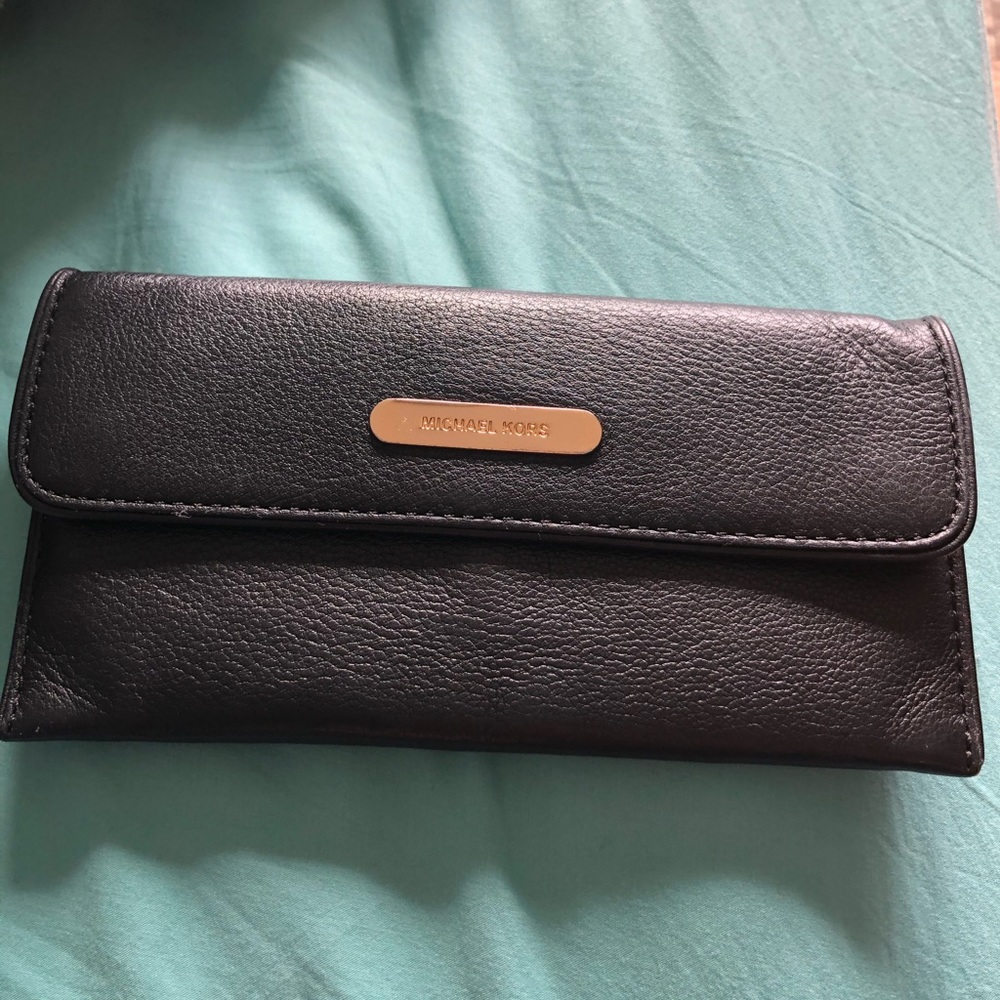 Michael kors wallet no stains no flaws